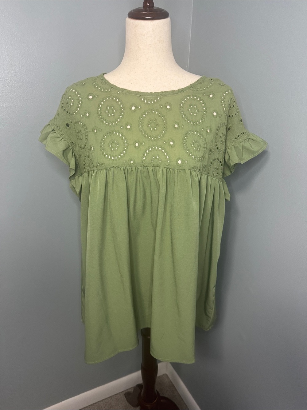 SHEIN Women’s Green Eyelet Ruffle Short Sleeve Blouse Sz L